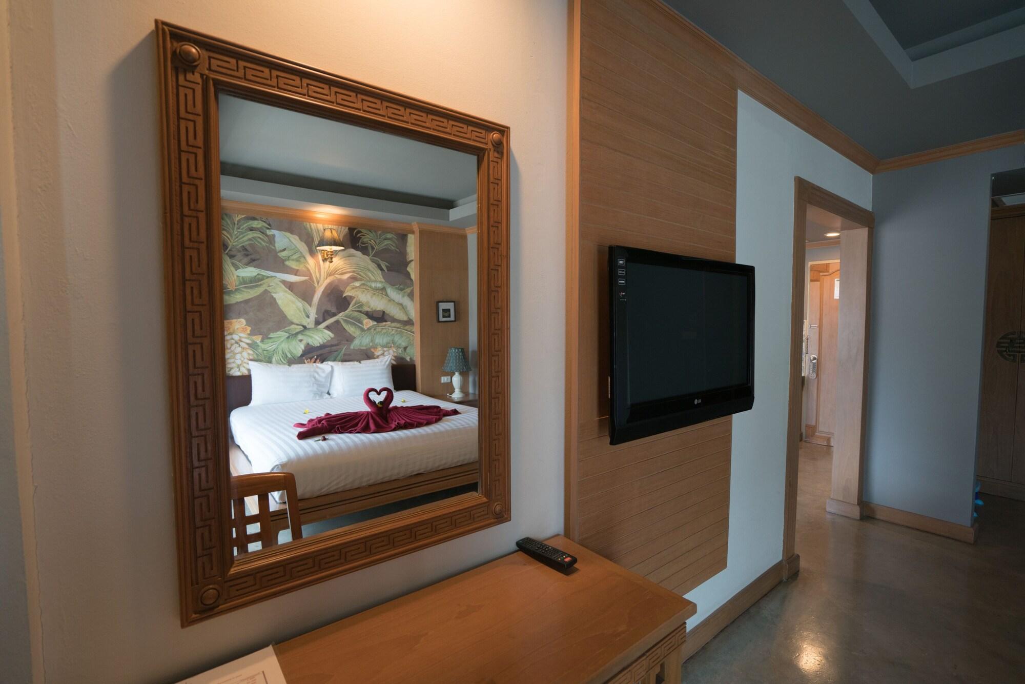 Minatale Phuket Hotel Patong Buitenkant foto