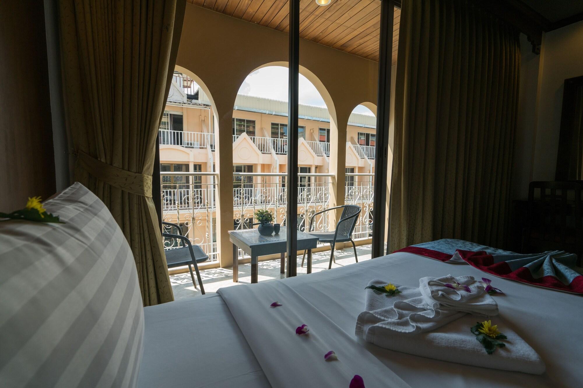 Minatale Phuket Hotel Patong Buitenkant foto