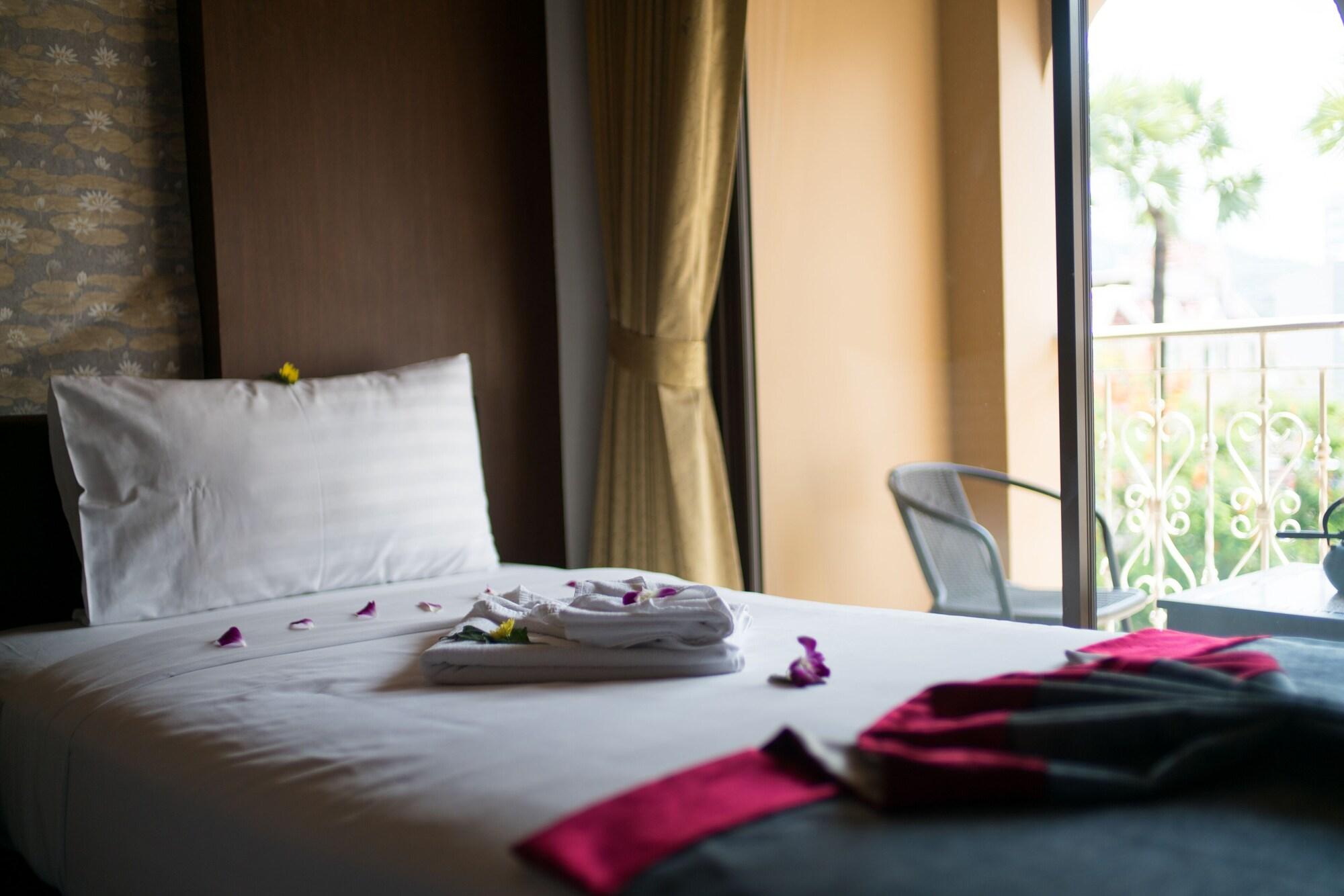 Minatale Phuket Hotel Patong Buitenkant foto